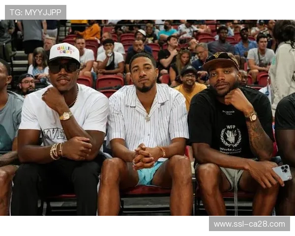 塔图姆场边观战，为队友布朗鼓掌助威